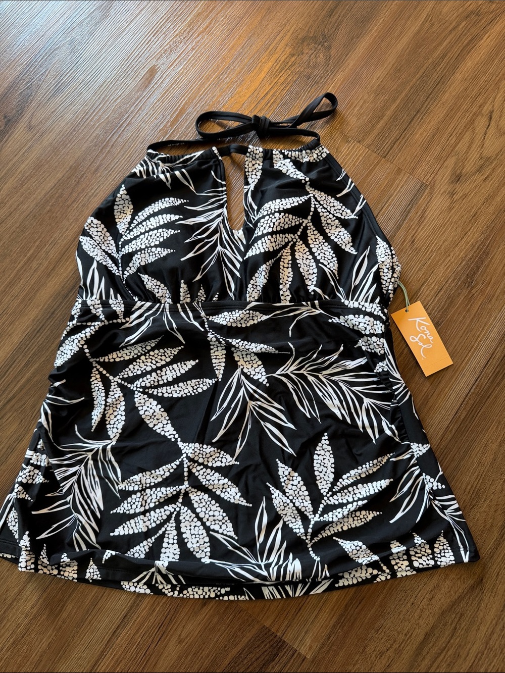 NWT. Kona Sol Black & White Leaf-Print Halter Tankini Top